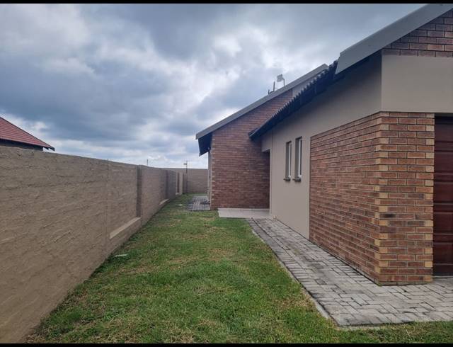 3 BEDROOM TOWNHOUSE FOR SALE IN WATERKLOOF HILL ESTATE